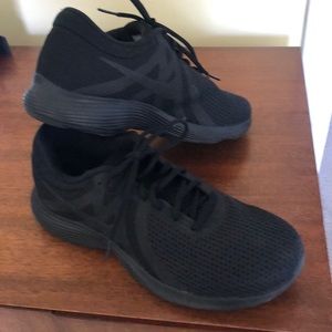 Men’s Nike Revolution 4 running shoe